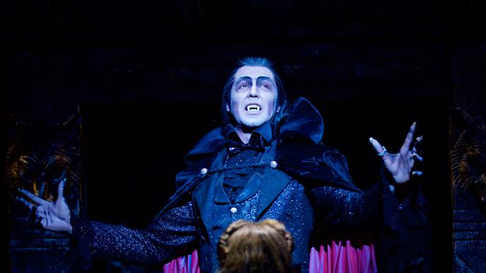 Einladung zum Ball: Filippo Strocchi herrscht als Graf von Krolock über die Vampire im Stuttgarter Palladium-Theater.