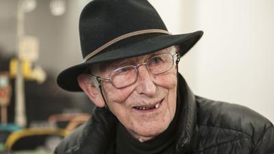 Ein alter Mann mit Hut und Brille