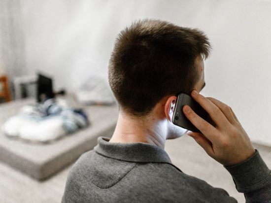 Ein Mann ruft am 23.12.2017 in Hamburg mit seinem Handy bei der Telefonseelsorge an. Foto: Markus Scholz/dpa +++(c) dpa - Bildfunk+++ | Verwendung weltweit
