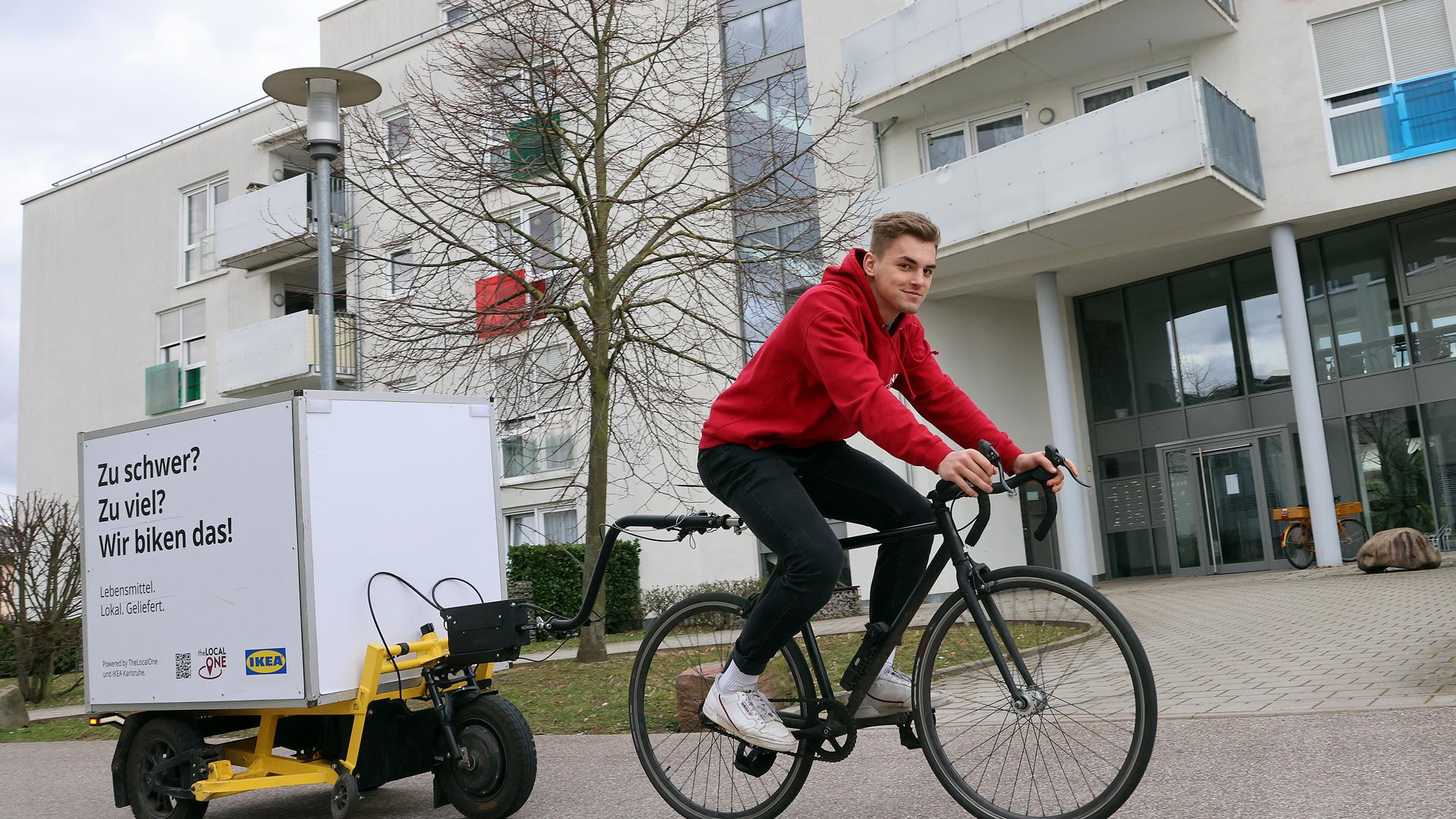 Han Völker vom Startup „TheLocalOne“ auf seinem Fahrrad bei einer Auslieferung
