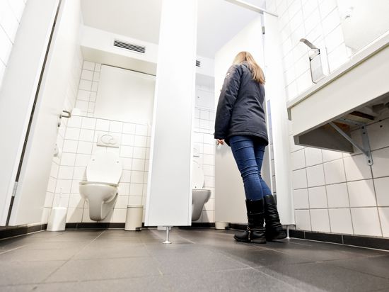 Eine junge Frau betritt eine Toilette im Schlosscafé Karlsruhe.