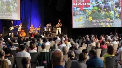 Musik zum Auftakt: Die Band Ostgold aus Karlsruhe stand beim Jahresempfang im Tollhaus im Großen Saal auf der Bühne. 