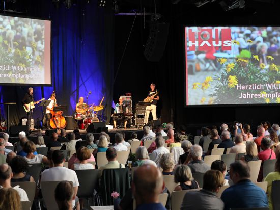 Musik zum Auftakt: Die Band Ostgold aus Karlsruhe stand beim Jahresempfang im Tollhaus im Großen Saal auf der Bühne. 