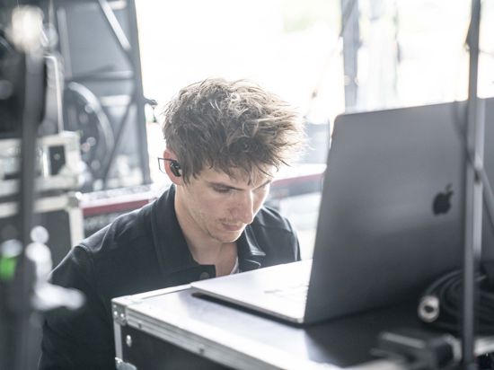 Toni Mogens an seinem Laptop