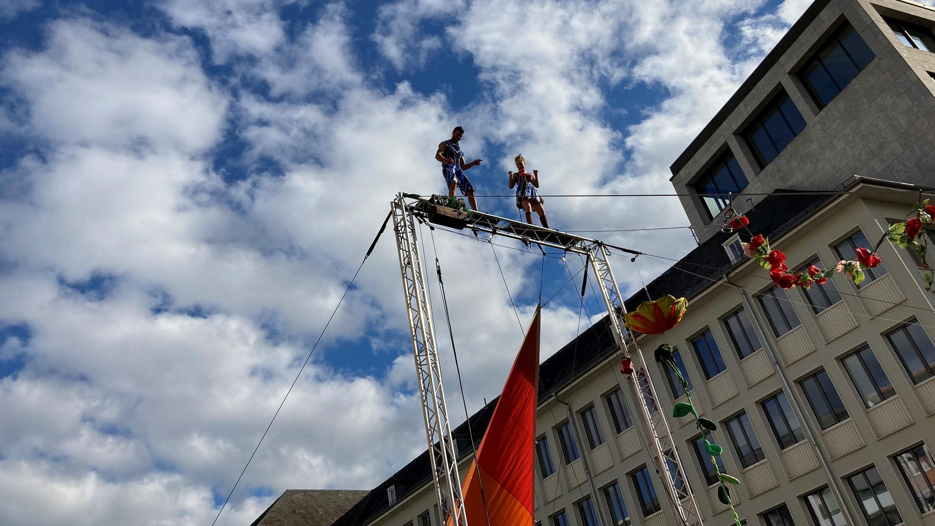 Atemberaubend: Hoch über der Kaiserstraße fesselt das Artistenduo Circus unARTig an der Ecke Lammstraße ein begeistertes Publikum mit dramatischer Trapezkunst.