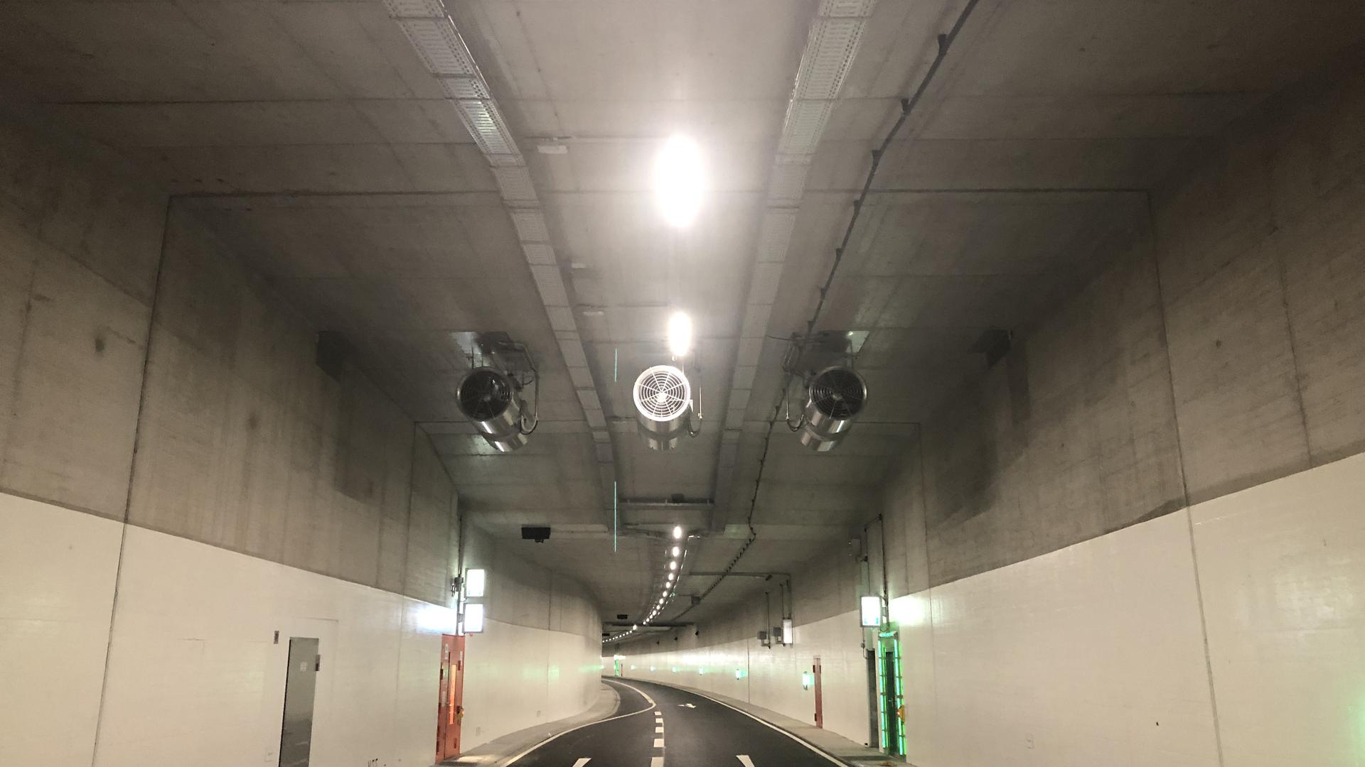 Die von außen geschützten Lüfterturbinen im Karoline-Luise-Tunnel. 