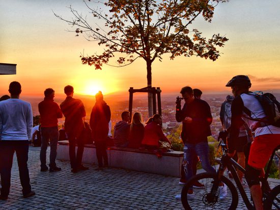Romantischer geht’s kaum: Der Turmberg ist der Top-Ort für Sonnenuntergangs-Dates in Karlsruhe.