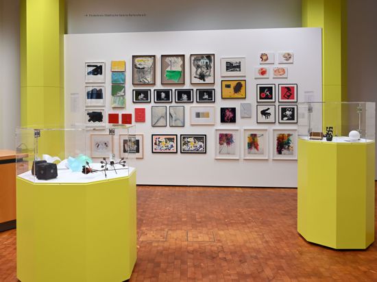 Blick auf Kunstwerke im Museumsshop der Städtischen Galerie Karlsruhe im Herbst 2023.