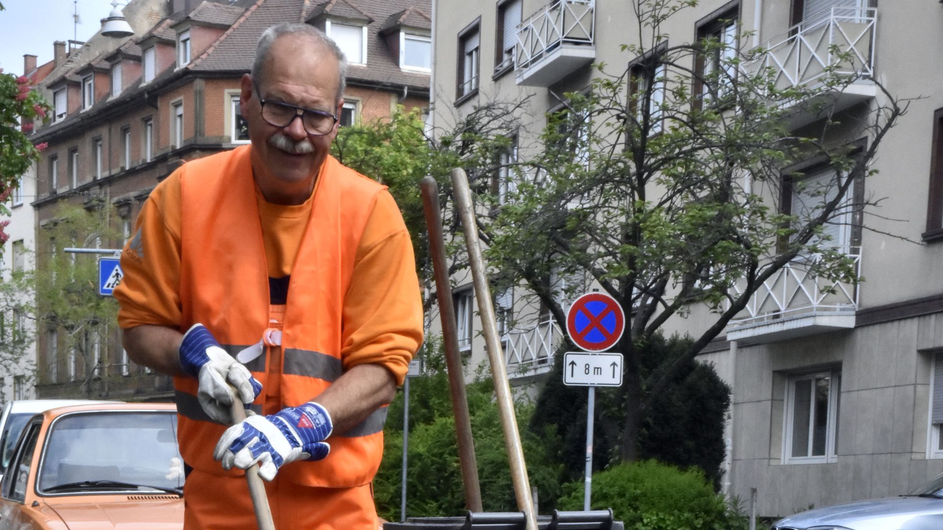 Bei der Arbeit: Uwe Volk ist als Straßenreiniger in der Karlsruher Oststadt unterwegs – in Walzbachtal sitzt er für die SPD im Gemeinderat.