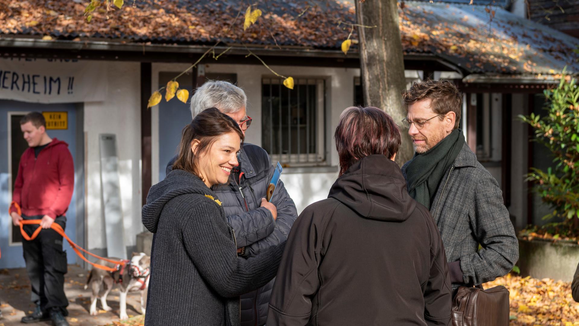 Die Szene im Film zeigt Schauspielerin Britta Hammelstein und Schauspieler Andreas Nickl (rechts) im Tierheim in Karlsruhe-Daxlanden.