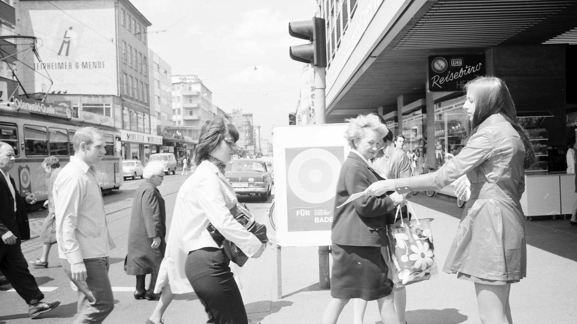 Im Juni 1970 verteilt eine Hostess auf der Karlsruher Kaiserstraße Werbematerial „Für Baden“.