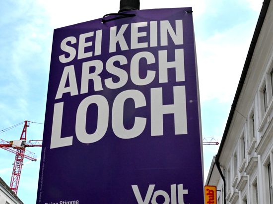 Wahlplakat der Partei Volt in Karlsruhe