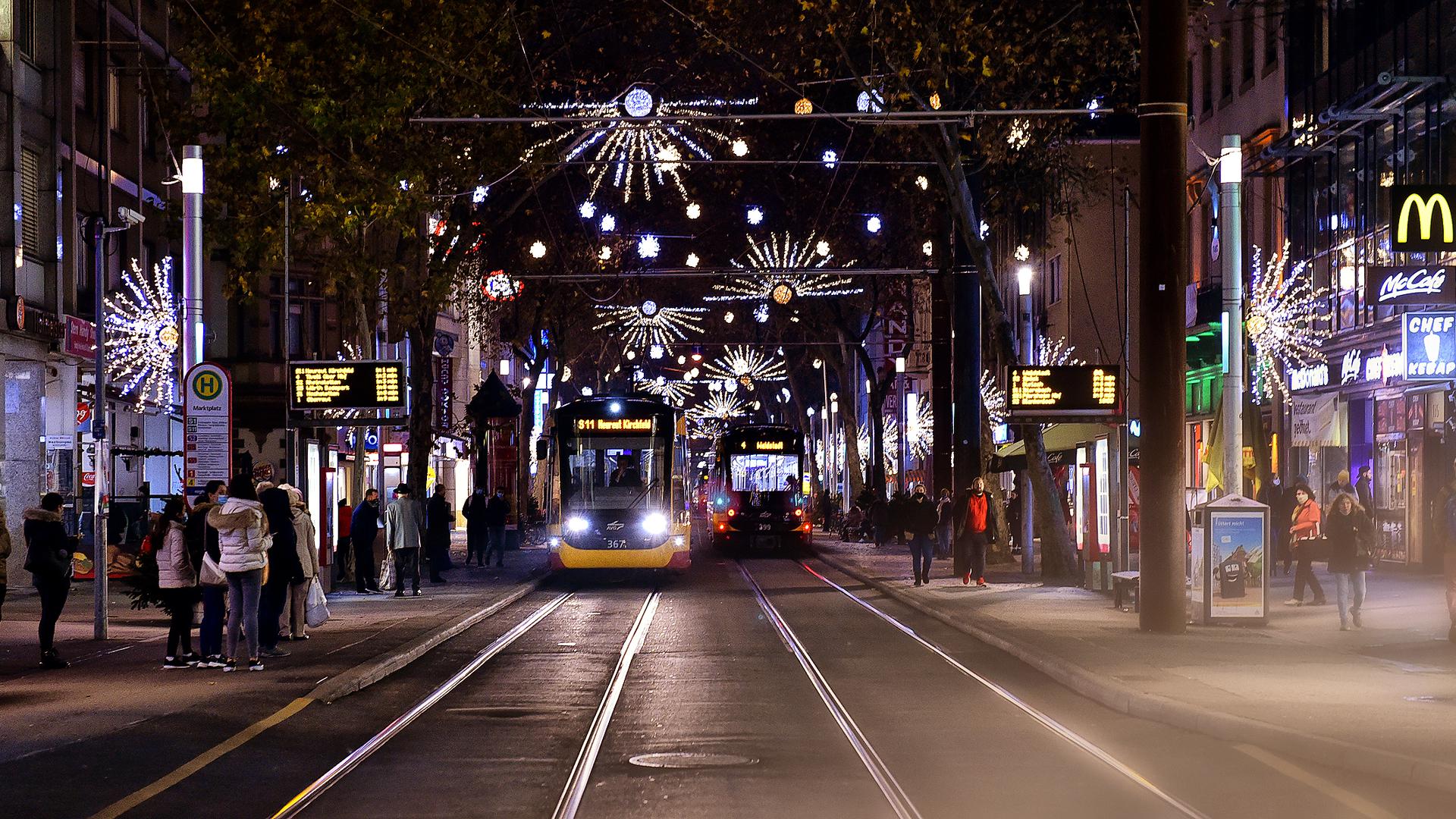 Kaiserstraße. Weihnachten. Straßenbahn. Weihnachtsbeleuchtung. (Symbolbild).
