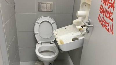 Zerstörte Toilette im Wildpark