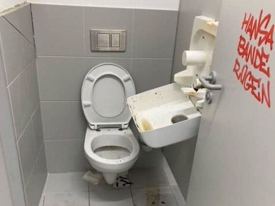 Zerstörte Toilette im Wildpark