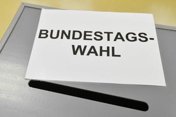 Ein Schild mit der Aufschrift «Bundestagswahl» liegt am 24.09.2017 auf einer Wahlurne in einem Wahllokal in Forst (Brandenburg). Foto: Patrick Pleul/dpa-Zentralbild/dpa ++ +++ dpa-Bildfunk +++