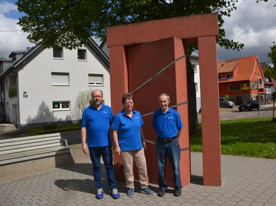 Roland Jourdan, Martina Vogt und Erwin Liebig (von links) stehen vor dem Waldenser-Denkmal.
