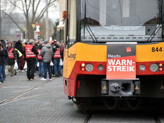 02.02.2024 zu: Bahnstreik am Freitag - Trams und Busse fahren nicht. Der ÖPNV steht still, wie kommen die Karlsruher damit zurecht? Beobachtungen aus West, Mitte und Ost.
