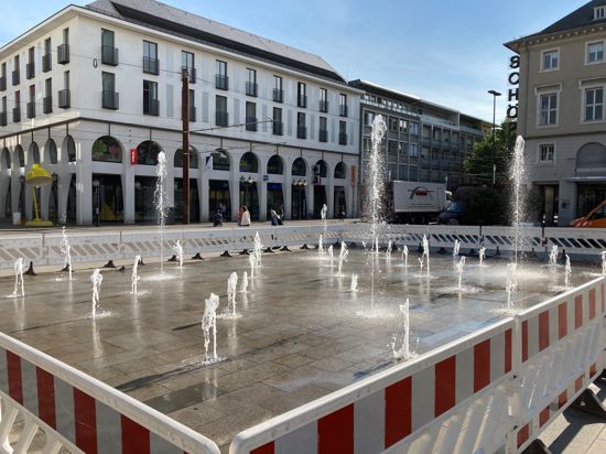 Wasser marsch: Um die Keimbelastung zu reduzieren, wird die Fontänenanlage auf dem Marktplatz durchgespült und das Nass in die Kanalisation abgeleitet.