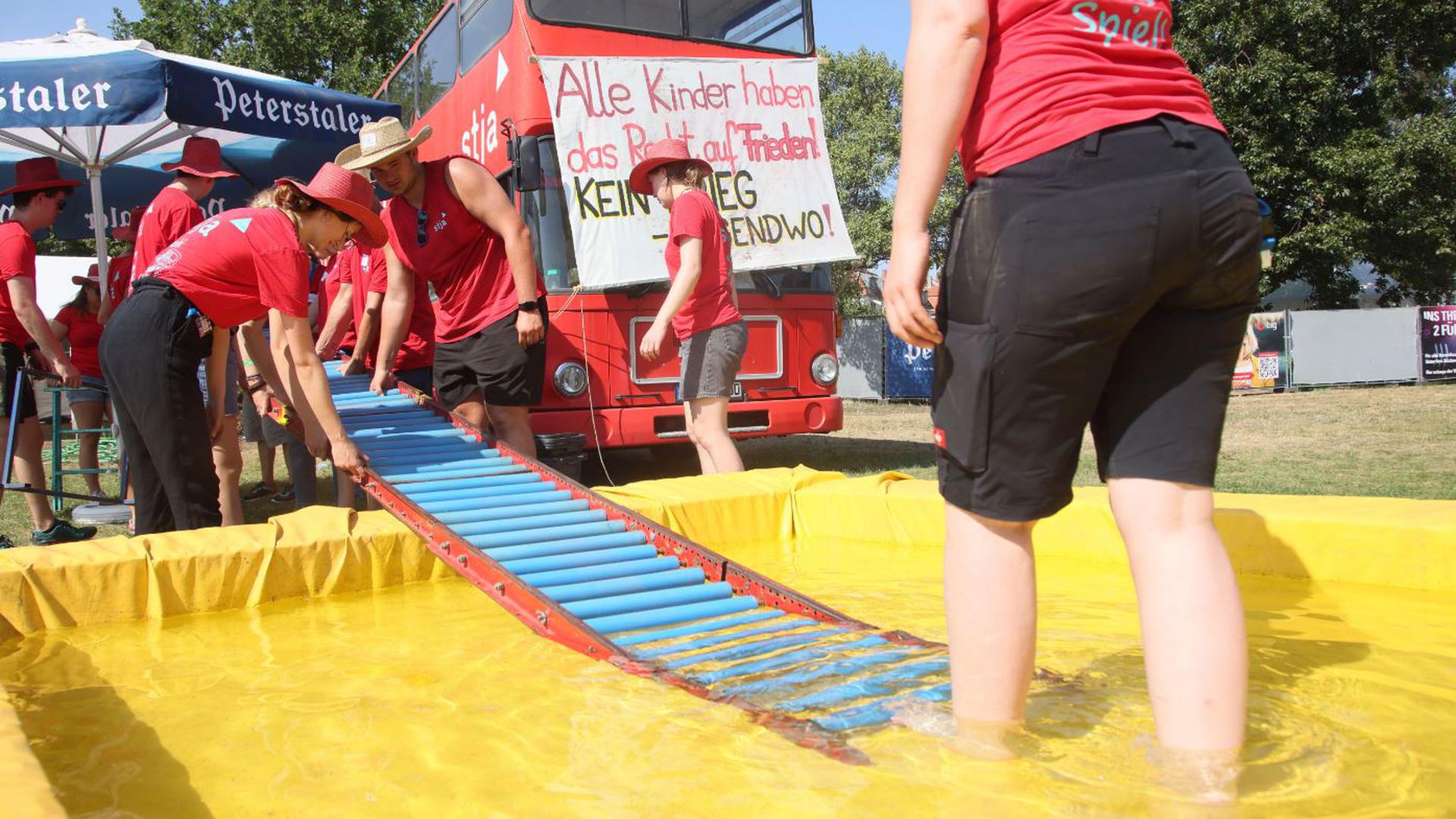 Der Stadtjugendausschuss hat beim Mobi-Bus auf dem „Fest“-Gelände in Karlsruhe eine Wasserrutsche zur Abkühlung aufgebaut.