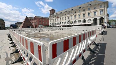 Die Wasserspiele auf dem Karlsruher Marktplatz hinter einer Absperrung