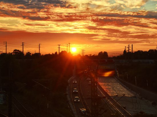 Auf der Weiherfeldbrücke kann man nicht nur Autos und Züge zählen, sondern auch den Sonnenuntergang bestaunen.