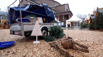 Weihnachtsmarkt in Karlsruhe wird abgebaut.