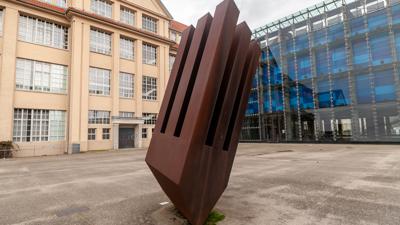 Skulptur „Neun Pfeiler, kopfüber“ von Werner Pokorny auf dem Vorplatz des ZKM Karlsruhe