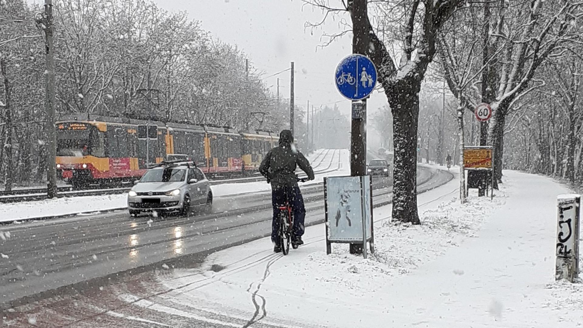 Radweg nicht geräumt: So wie hier im vergangenen Winter laden manche Karlsruher Straßen bei Schneefall nicht unbedingt zum Fahrradfahren ein.