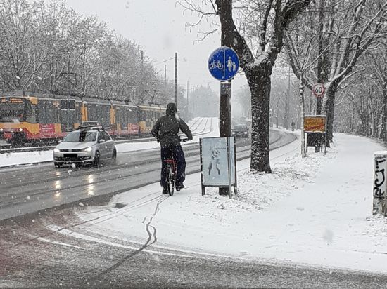 Radweg nicht geräumt: So wie hier im vergangenen Winter laden manche Karlsruher Straßen bei Schneefall nicht unbedingt zum Fahrradfahren ein.