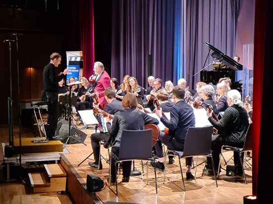 Konzert Mandolinenorchester Ettlingen mit Sänger Marc Marshall.