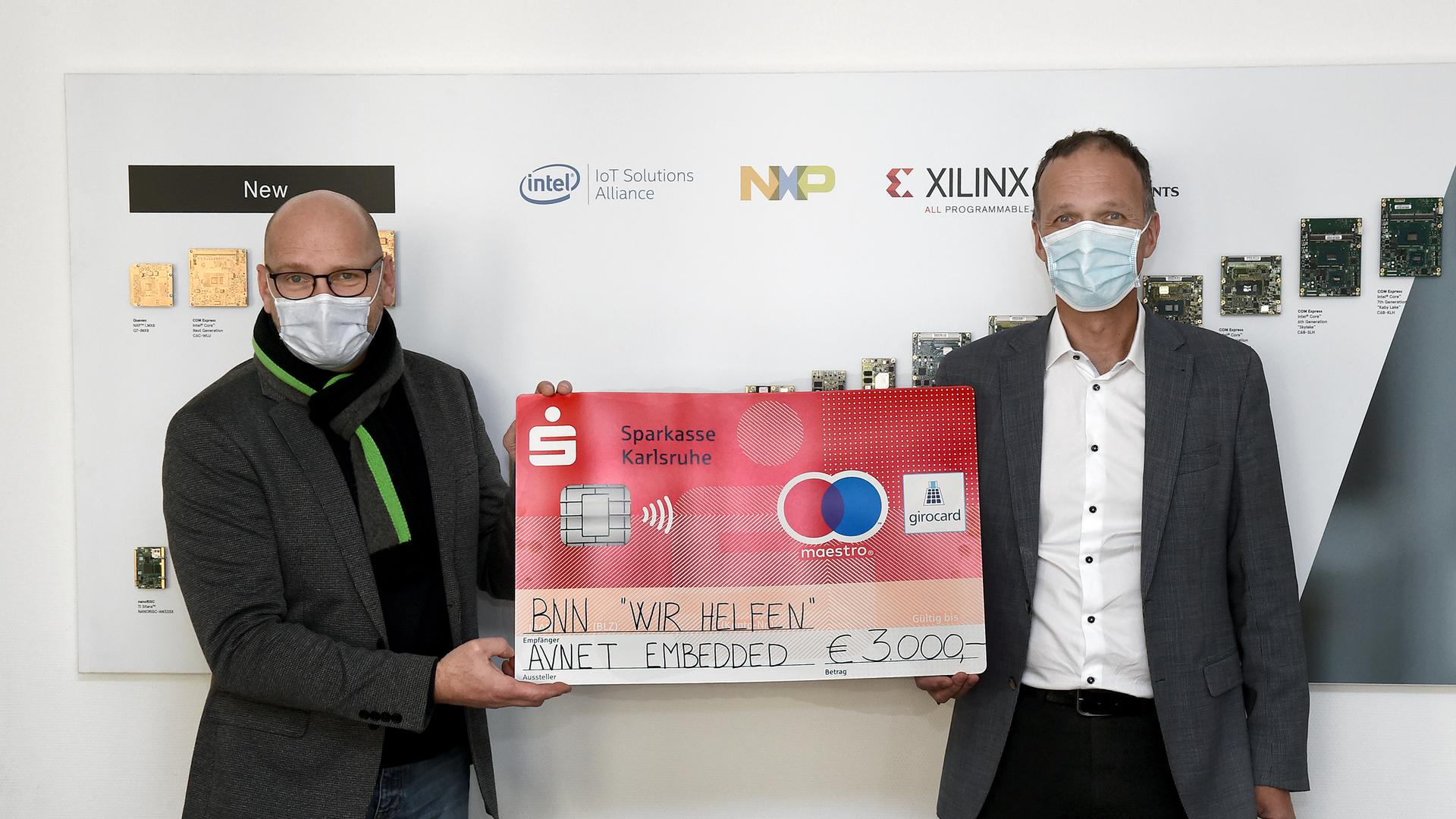 Spende: 3.000 Euro für die BNN-Stiftung „Wir helfen“ überreicht Dominik Ressing, Vice President von Avnet Embedded (rechts), an BNN-Redakteur Wolfgang Voigt.