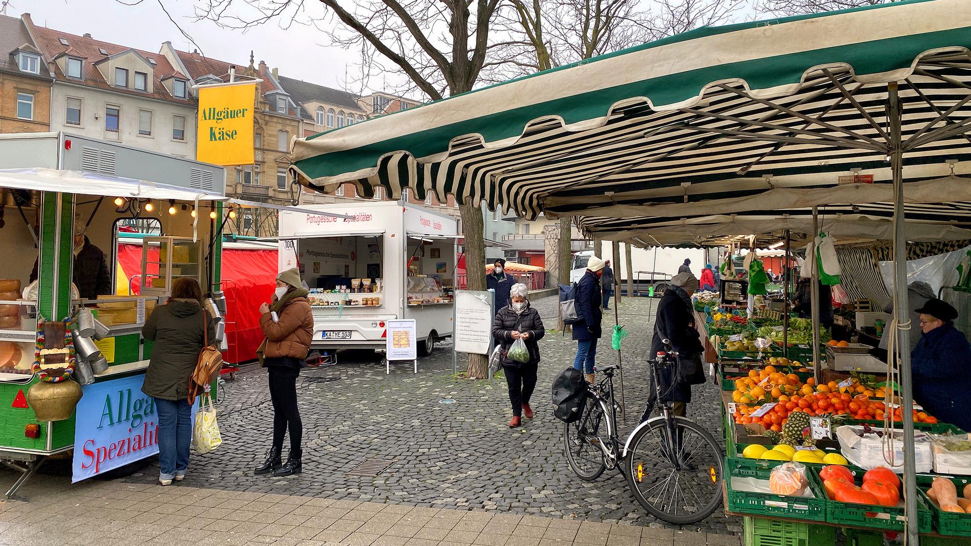 Der Wochenmarkt auf dem Stephanplatz in Karlsruhe.