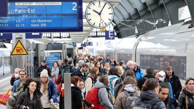 Viele Reisende warten am Bahnsteig 2 im Karlsruher Bahnhof auf den ICE nach Paris, der bereits zur Abfahrt bereit steht.