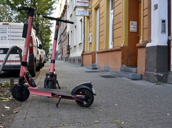 Abgestellte E-Scooter in der Lessingstraße