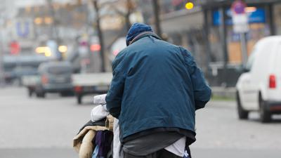 Eine obdachloser Mann läuft mit einem Einkaufswagen mit Jacken und Decken am Zoologischen Garten über die Straßen. Die Deutsche Bahn Stiftung spendet ein umfangreiches Hilfspaket für Obdachlose. Die finanzielle Unterstützung dient der Anschaffung von Gütern, die für die Notversorgung notwendig sind. +++ dpa-Bildfunk +++