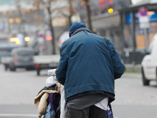 Eine obdachloser Mann läuft mit einem Einkaufswagen mit Jacken und Decken am Zoologischen Garten über die Straßen. Die Deutsche Bahn Stiftung spendet ein umfangreiches Hilfspaket für Obdachlose. Die finanzielle Unterstützung dient der Anschaffung von Gütern, die für die Notversorgung notwendig sind. +++ dpa-Bildfunk +++
