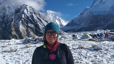 Die Karlsruher Extrembergsteigerin Flor Cuenca Blas steht Ende Juli 2022 auf dem Concordia-Platz auf dem Weg zum Gipfel des K2 im Hintergrund. Auf dem Gipfel des Broad Peak rechts stand die gebürtige Peruanerin auch schon.