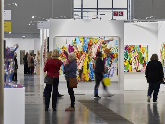 Flanieren über die art Karlsruhe und Kunst kaufen: Ab Donnerstag kann das Publikum in die Messehallen.