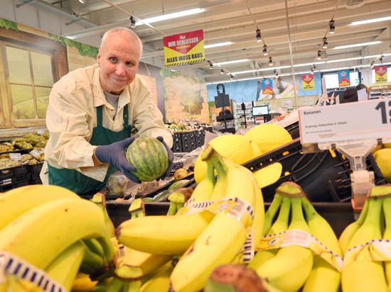 Bodo Königsmann ist Obst- und Gemüseverkäufer bei Real in Bulach.