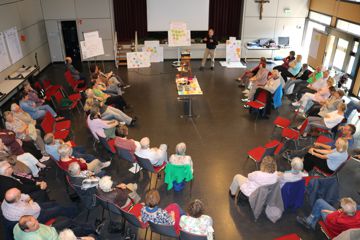 Menschen im Stuhlkreis beraten über Zukunftsprojekte für die Karlsruher Stadtteile Bulach und Beiertheim