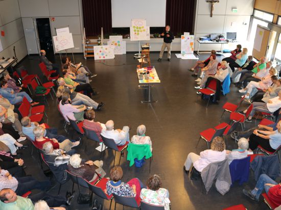 Menschen im Stuhlkreis beraten über Zukunftsprojekte für die Karlsruher Stadtteile Bulach und Beiertheim