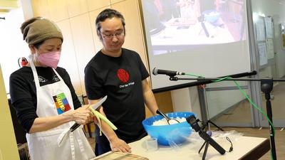 Makitaro Arima (rechts) hat in Karlsruhe seine Sushi-Geheimnisse verraten.