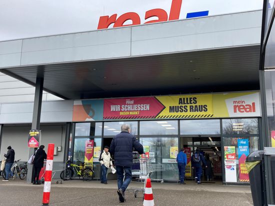 Kunden vor der Real-Filiale in Karlsruhe-Bulach.