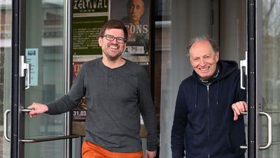 Sebastian Bau (links) öffnet mit Bernd Belschner die Tür zum Karlsruher Kulturzentrum Tollhaus, wo er zum 1. April 2023 die Geschäftsführer-Position von Gründungsmitglied Belschner übernommen hat.