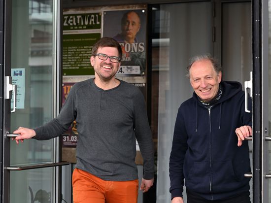 Sebastian Bau (links) öffnet mit Bernd Belschner die Tür zum Karlsruher Kulturzentrum Tollhaus, wo er zum 1. April 2023 die Geschäftsführer-Position von Gründungsmitglied Belschner übernommen hat.