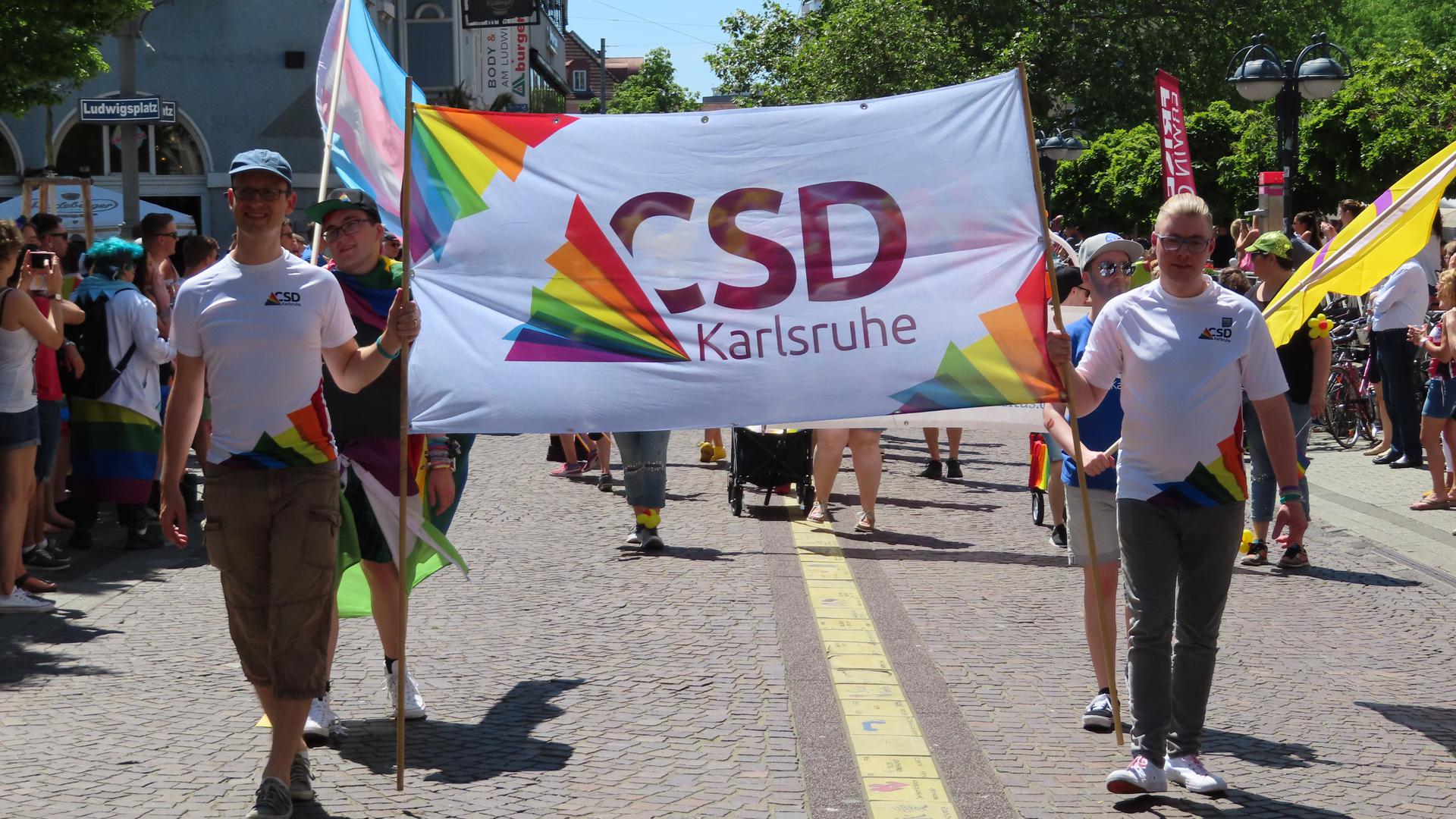Noch ohne Masken und Abstand: So bunt war der Christopher Street Day (CSD) in Karlsruhe 2019. Nach einer corona-bedingten Verlagerung ins Internet 2020 wollen die Organisatoren sich dieses Jahr wieder auf die Straßen wagen – unter Einhaltung der AHA-Regeln.