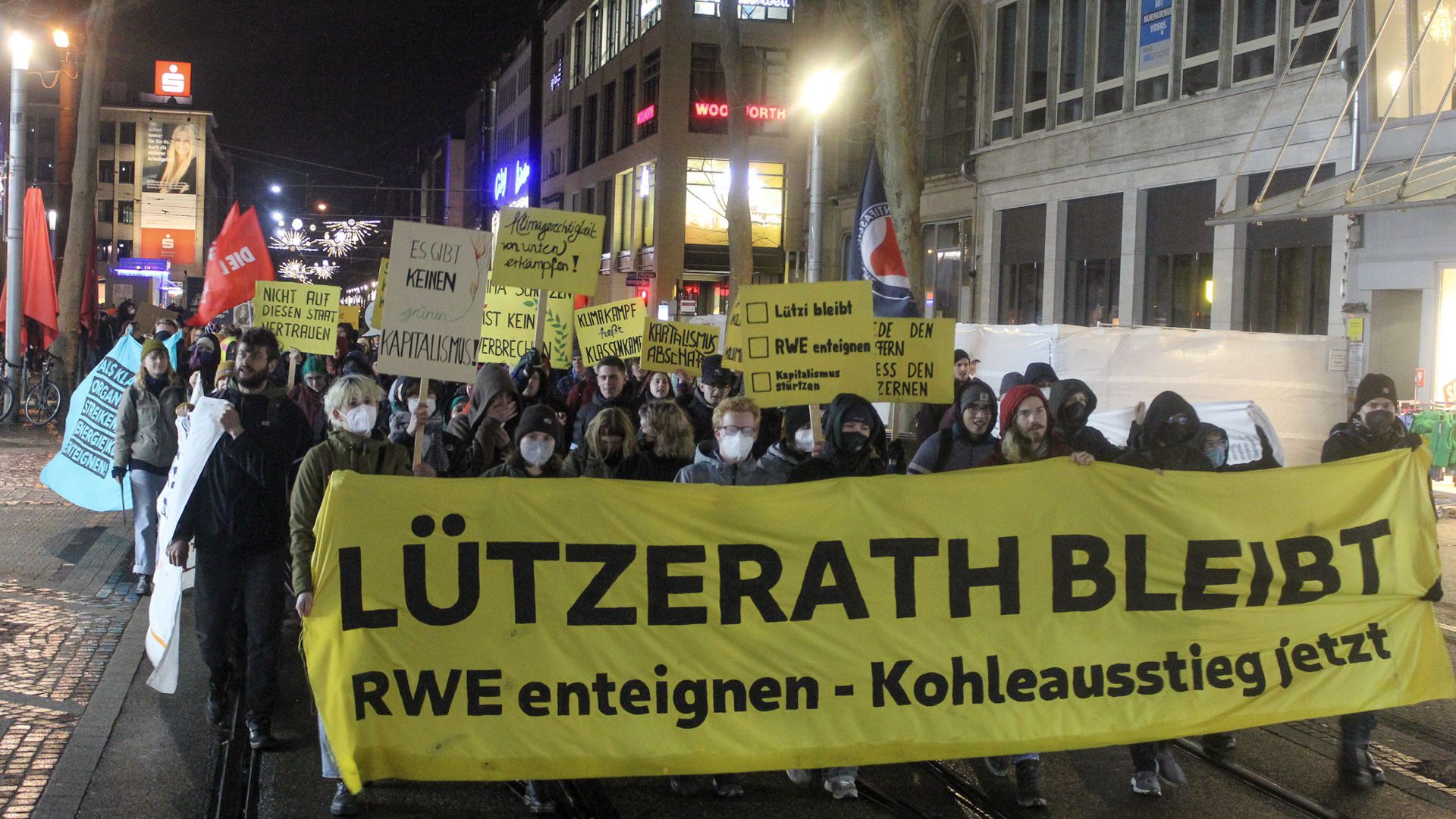 Demonstranten des Karlsruher Klimakollektivs in der Innenstadt.