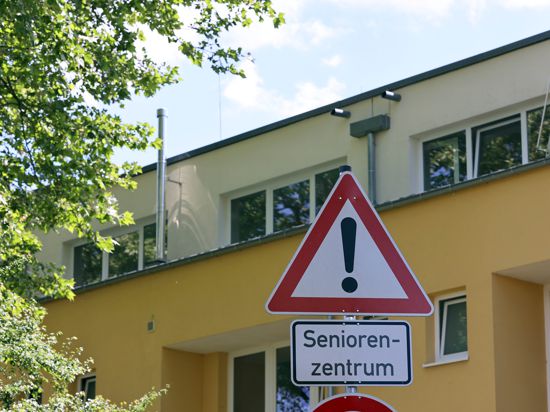 Am 30. Mai 2022 steht ein Schild mit Tempolimit 30 vor dem Seniorenzentrum „St. Valentin" in Daxlanden.