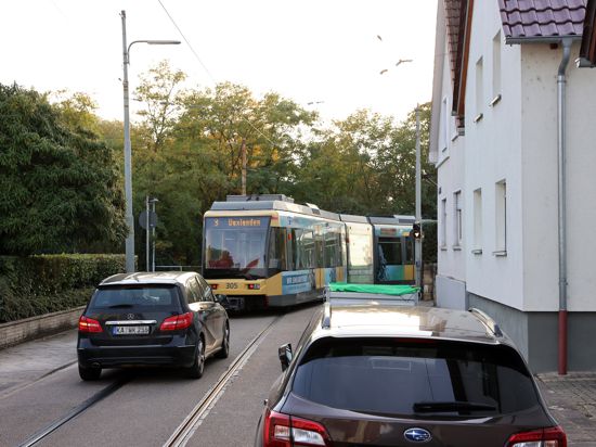 Straßenbahn in Daxlanden in der Rappenwörtstrasse / Hammweg macht Lärm und quietscht in der Kurve.